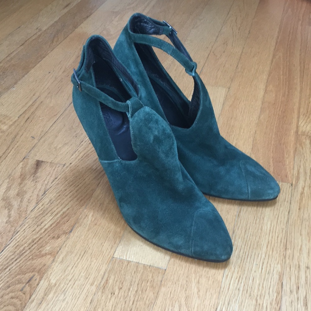 Green suede stiletto 🌱🌿💚